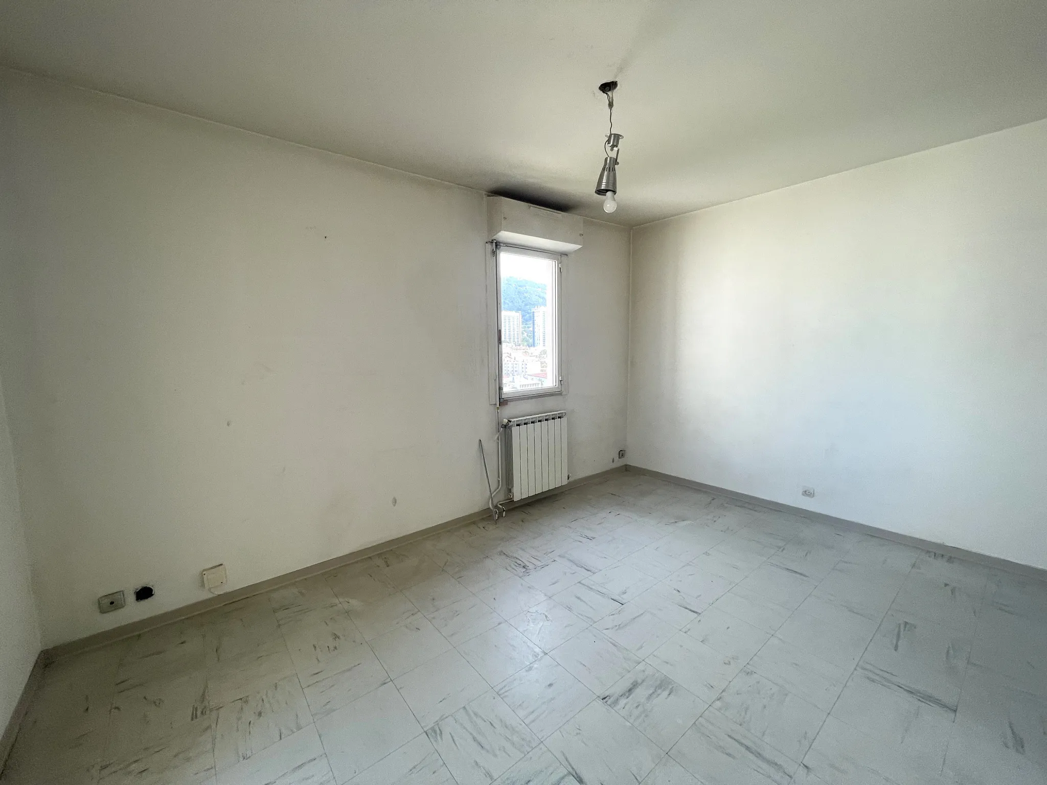 À vendre : Studio de 25 m² à Toulon avec parking 