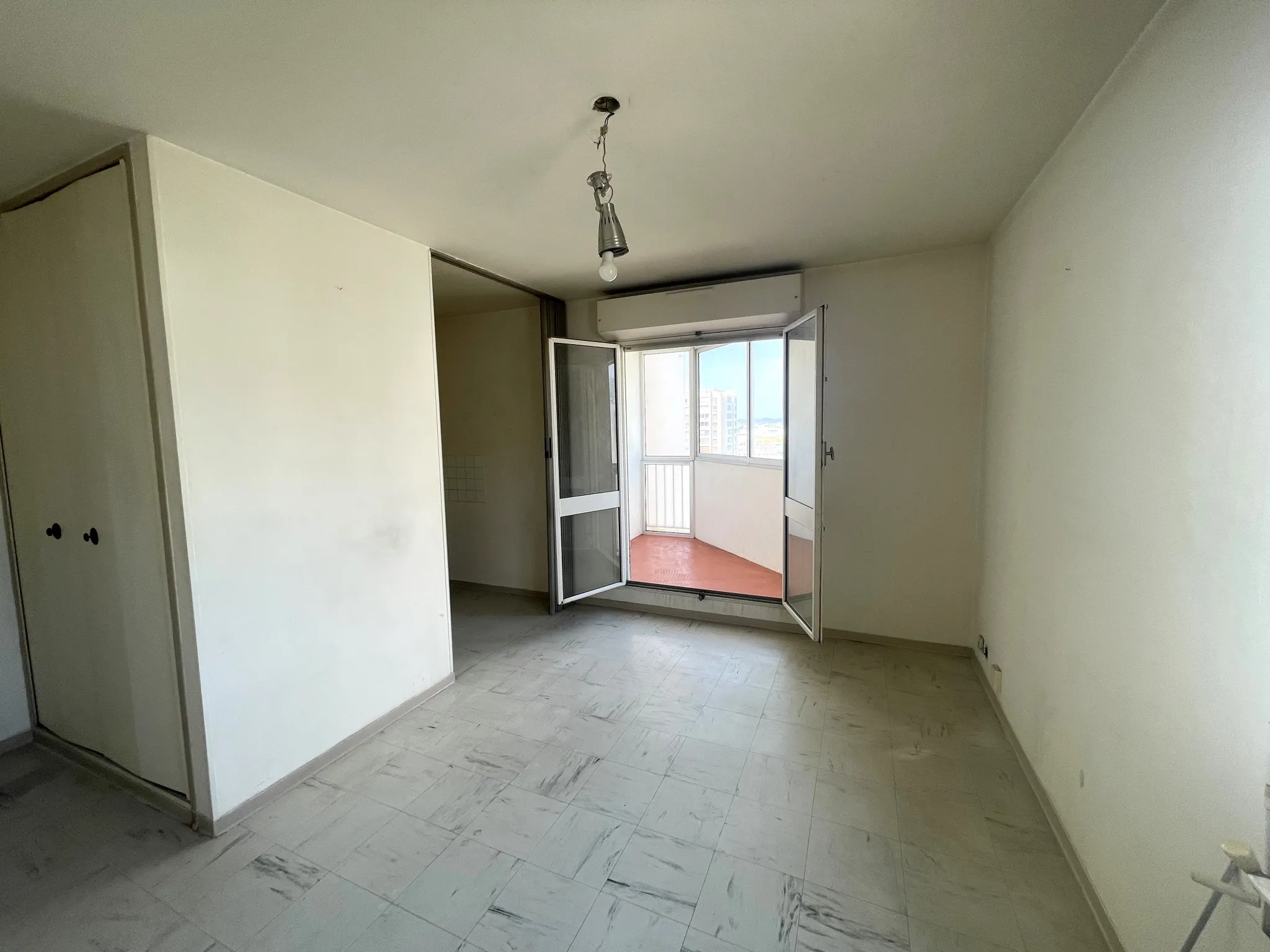 À vendre : Studio de 25 m² à Toulon avec parking 