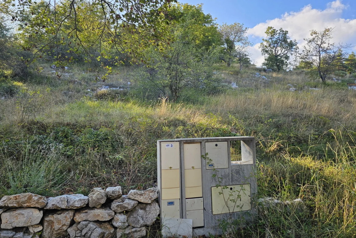 Terrain constructible 2000 m² à Caussols avec vue et permis prêt 