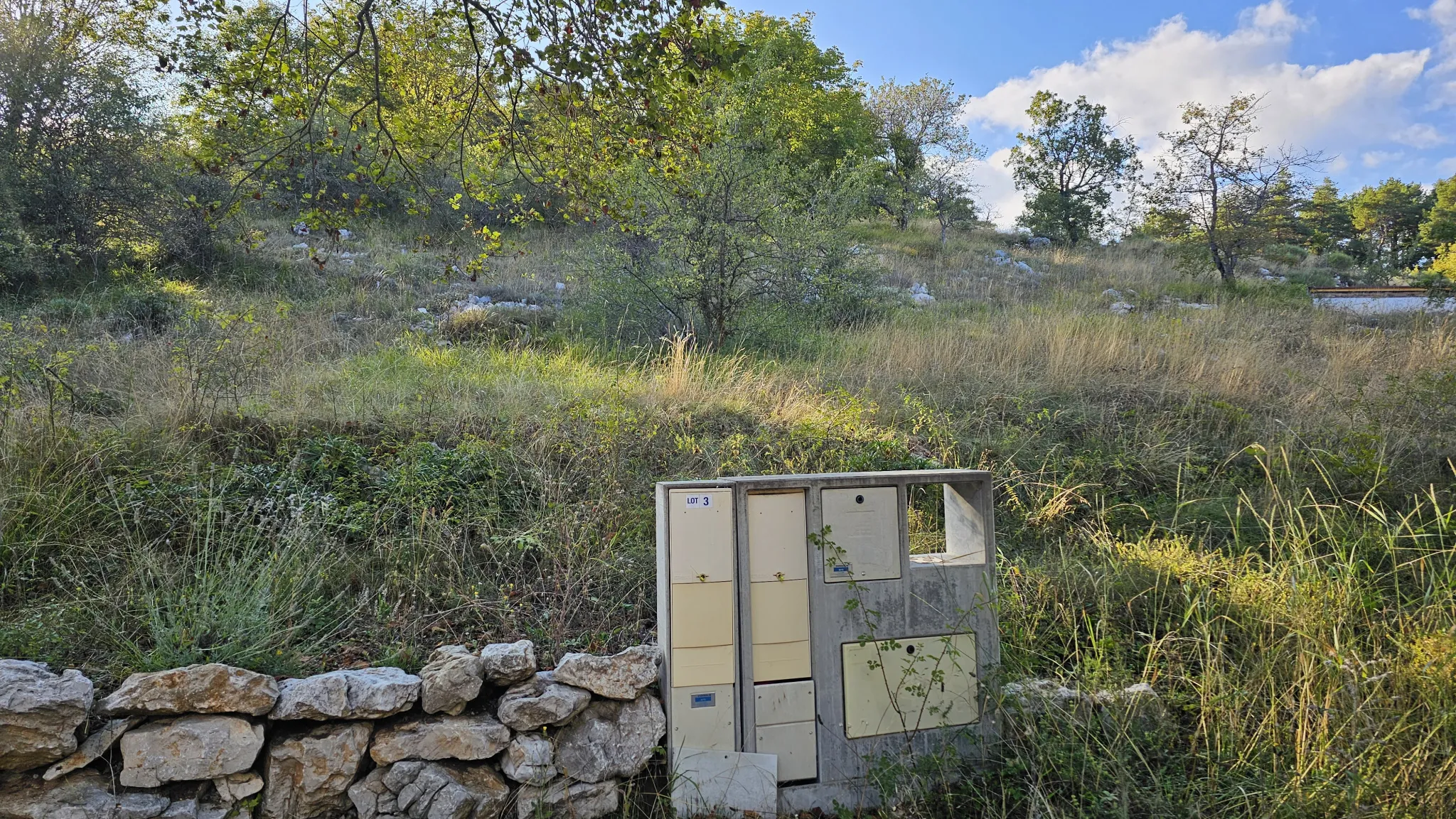 Terrain constructible 2000 m² à Caussols avec vue et permis prêt 