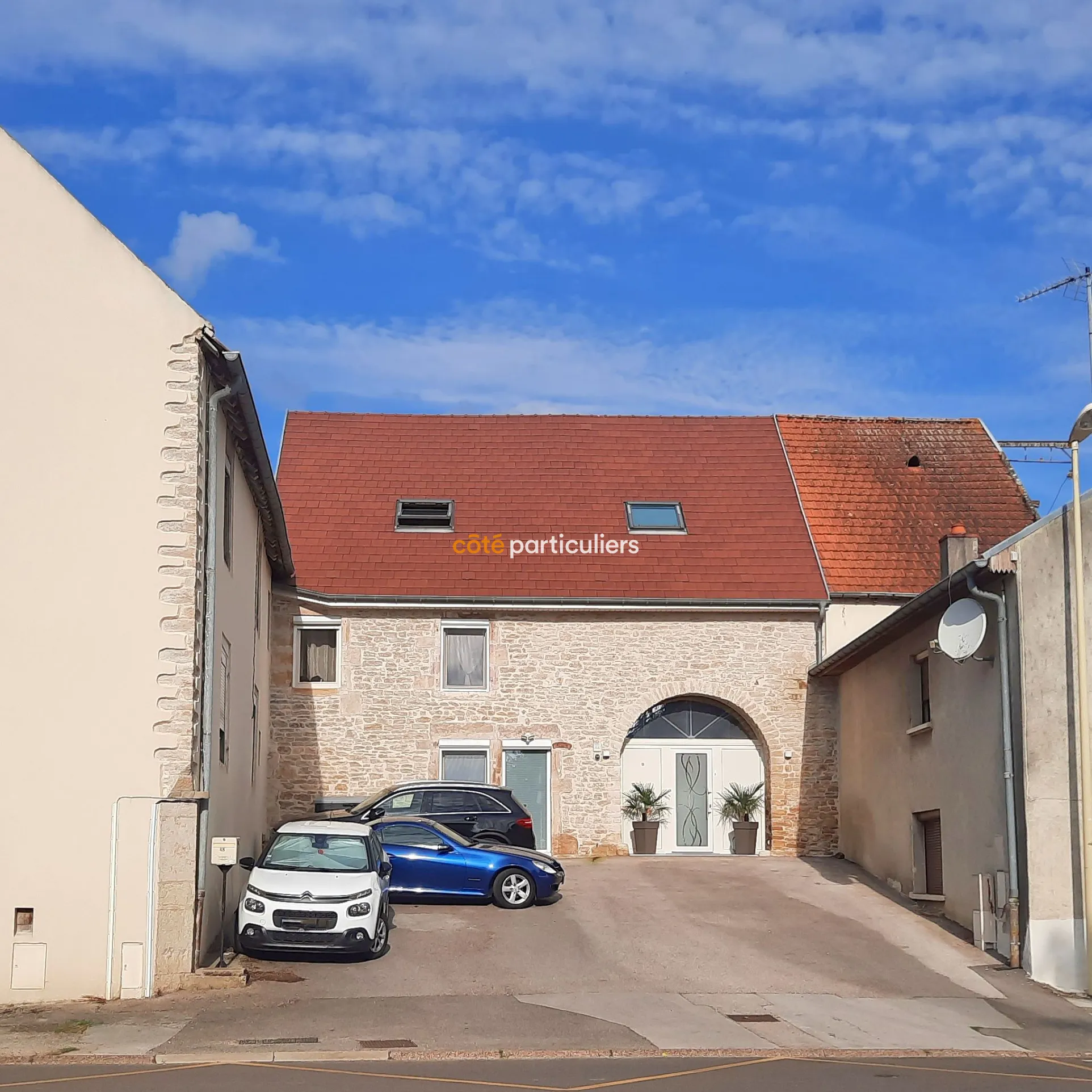 Maison en pierre de taille rénovée avec jardin à Champvans 