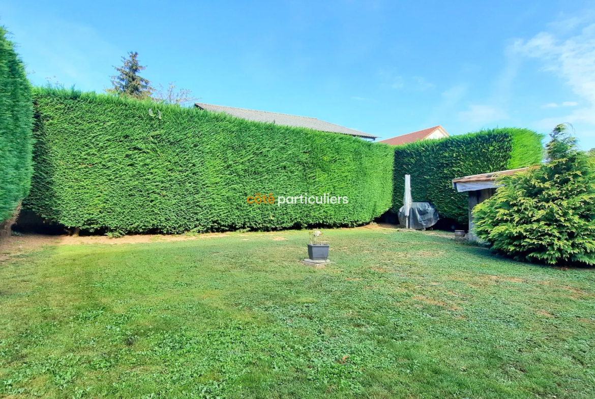 Maison en pierre de taille rénovée avec jardin à Champvans 