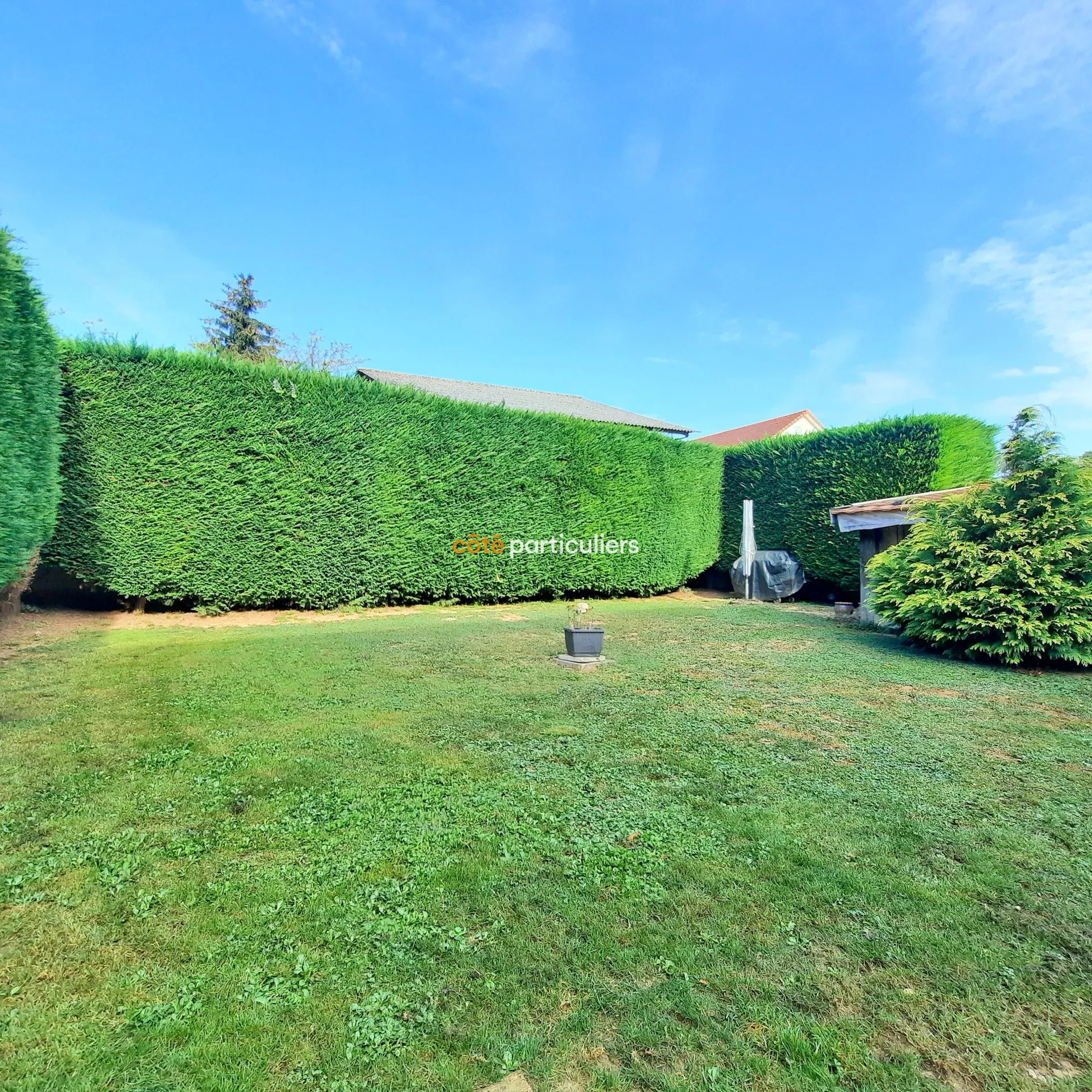 Maison en pierre de taille rénovée avec jardin à Champvans 