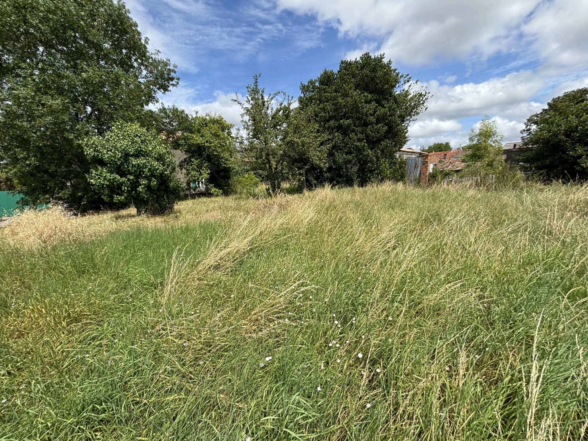 Terrain constructible viabilisé à Grézac, proche Cozes 