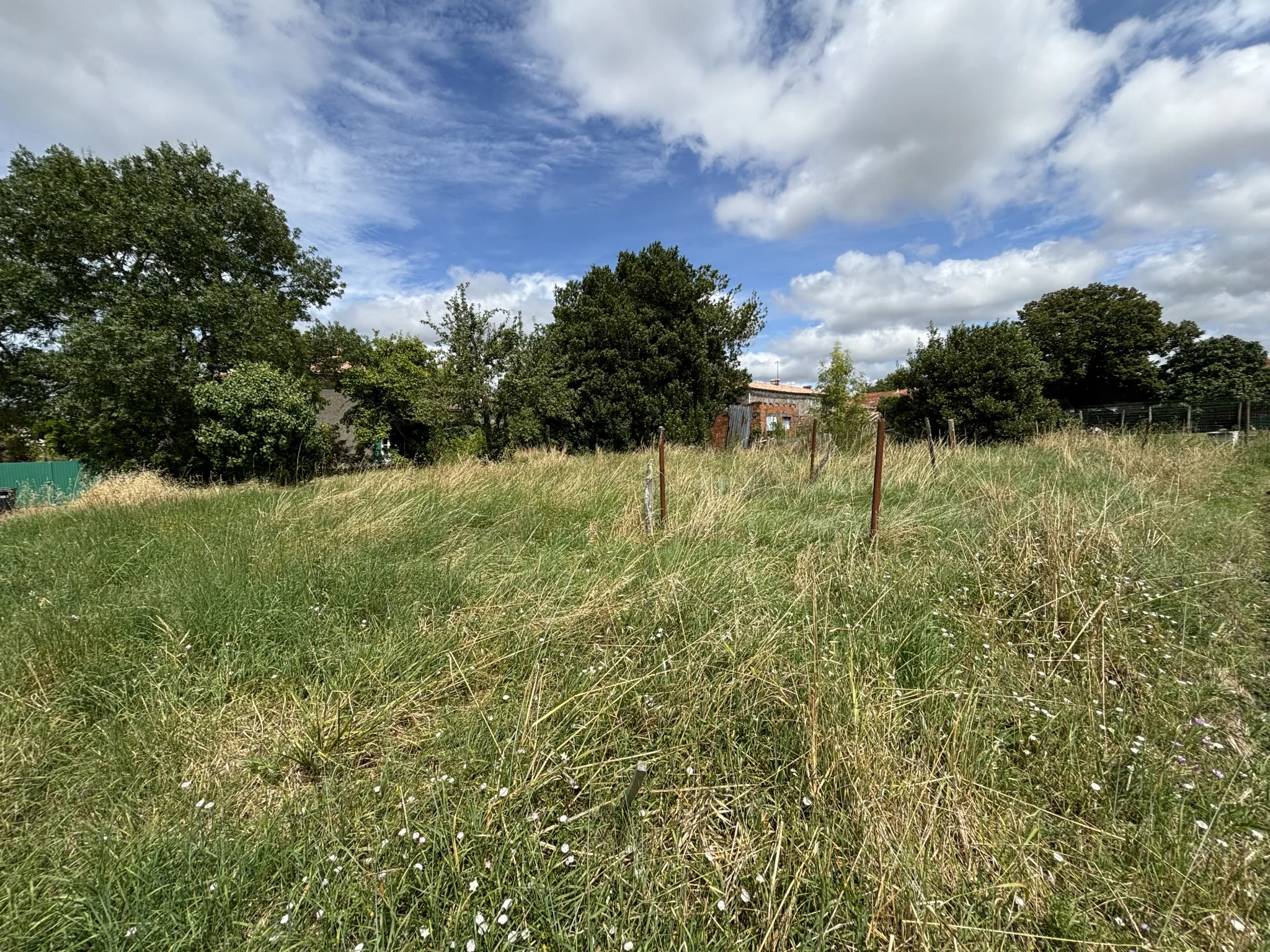 Terrain constructible viabilisé à Grézac, proche Cozes 