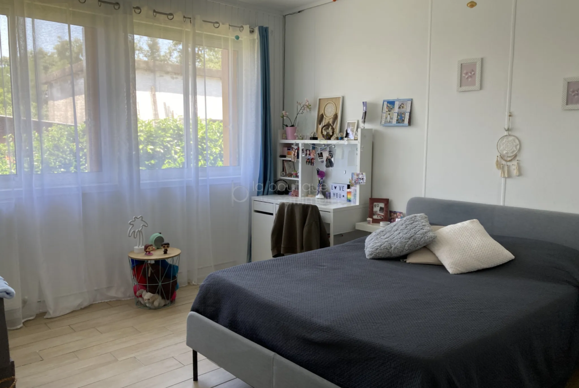 Maison de plain-pied 125 m² à Prechac, rénovée et spacieuse 