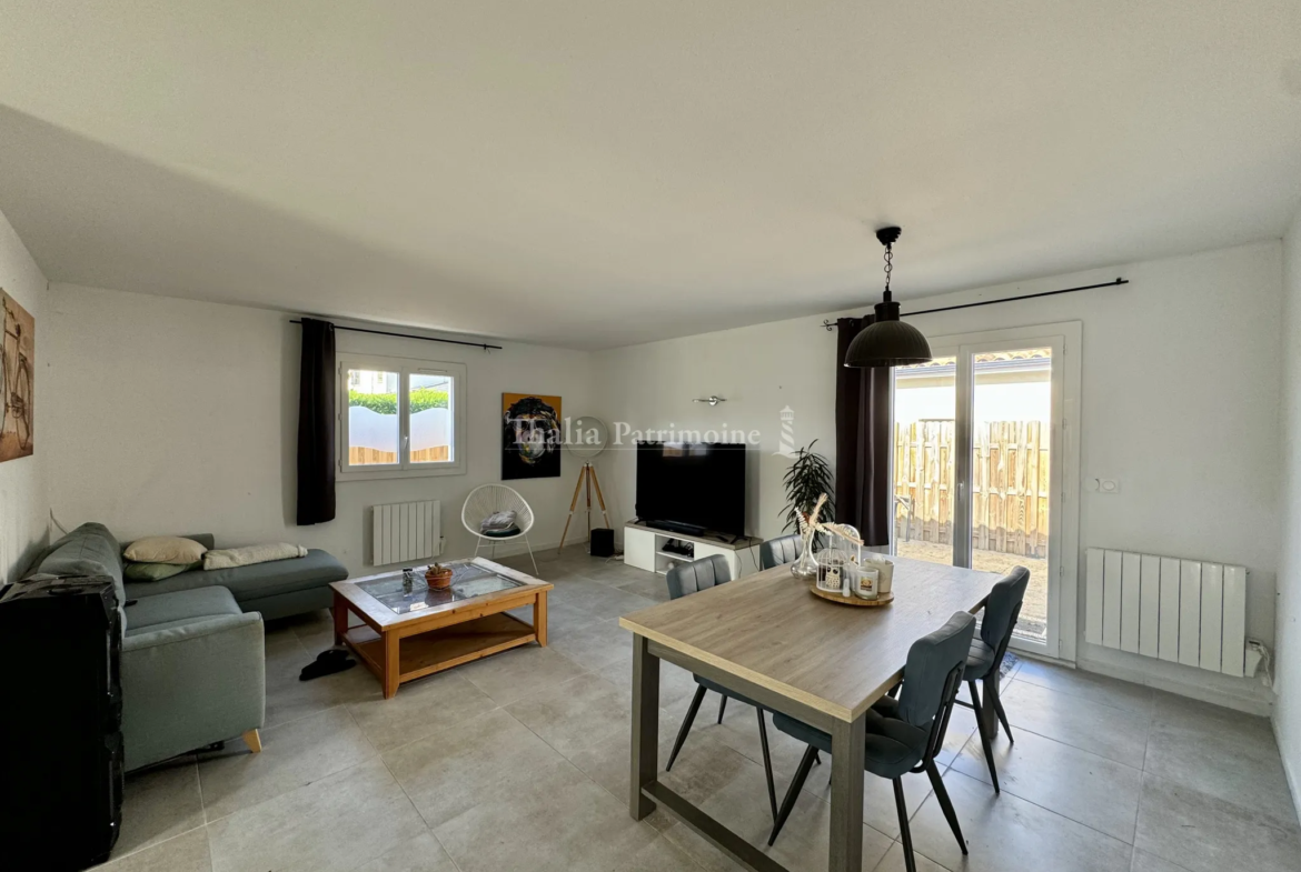 Maison rénovée de 82m² avec jardin proche du centre-bourg à Camblanes-et-Meynac 