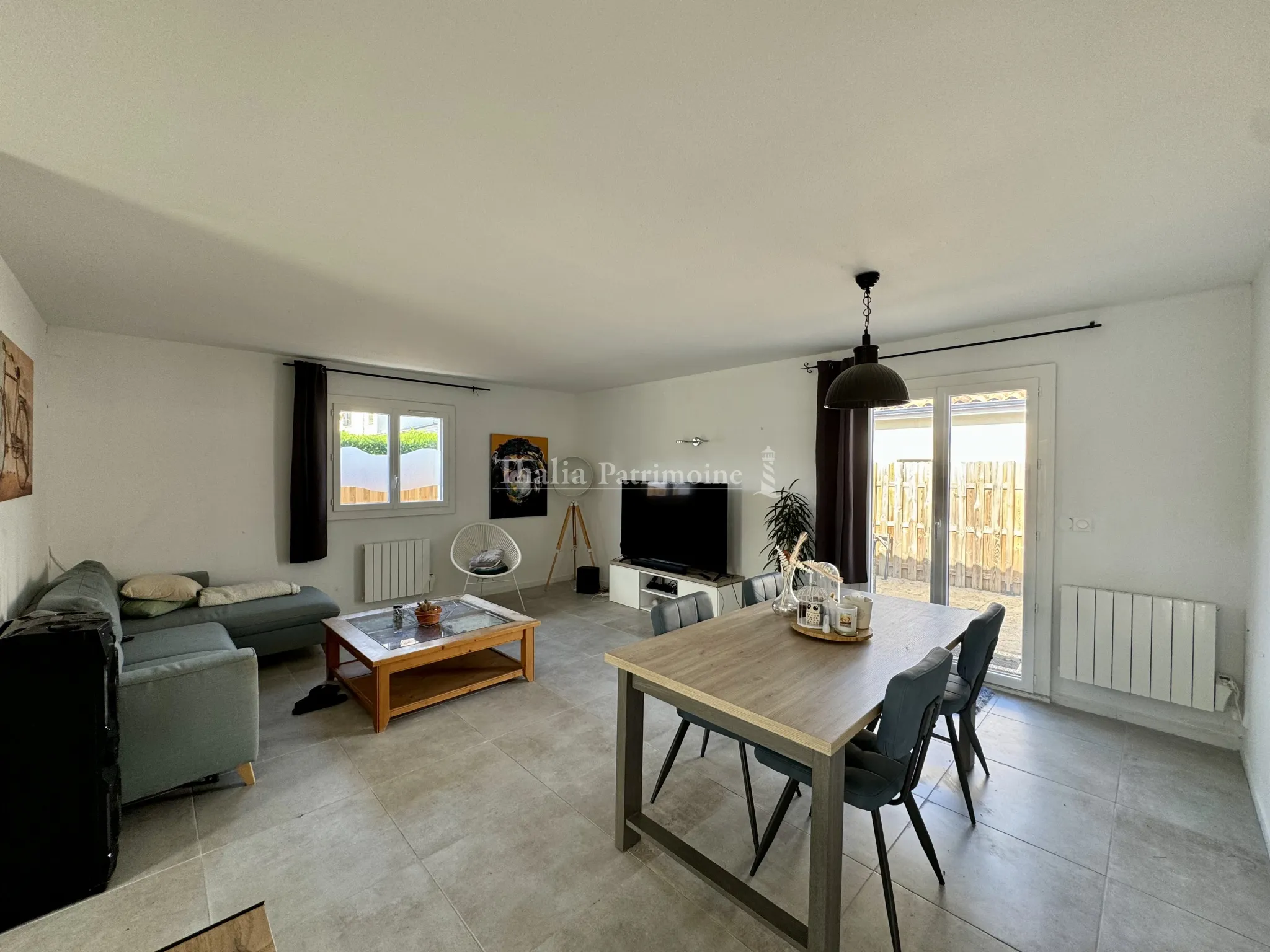 Maison rénovée de 82m² avec jardin proche du centre-bourg à Camblanes-et-Meynac 