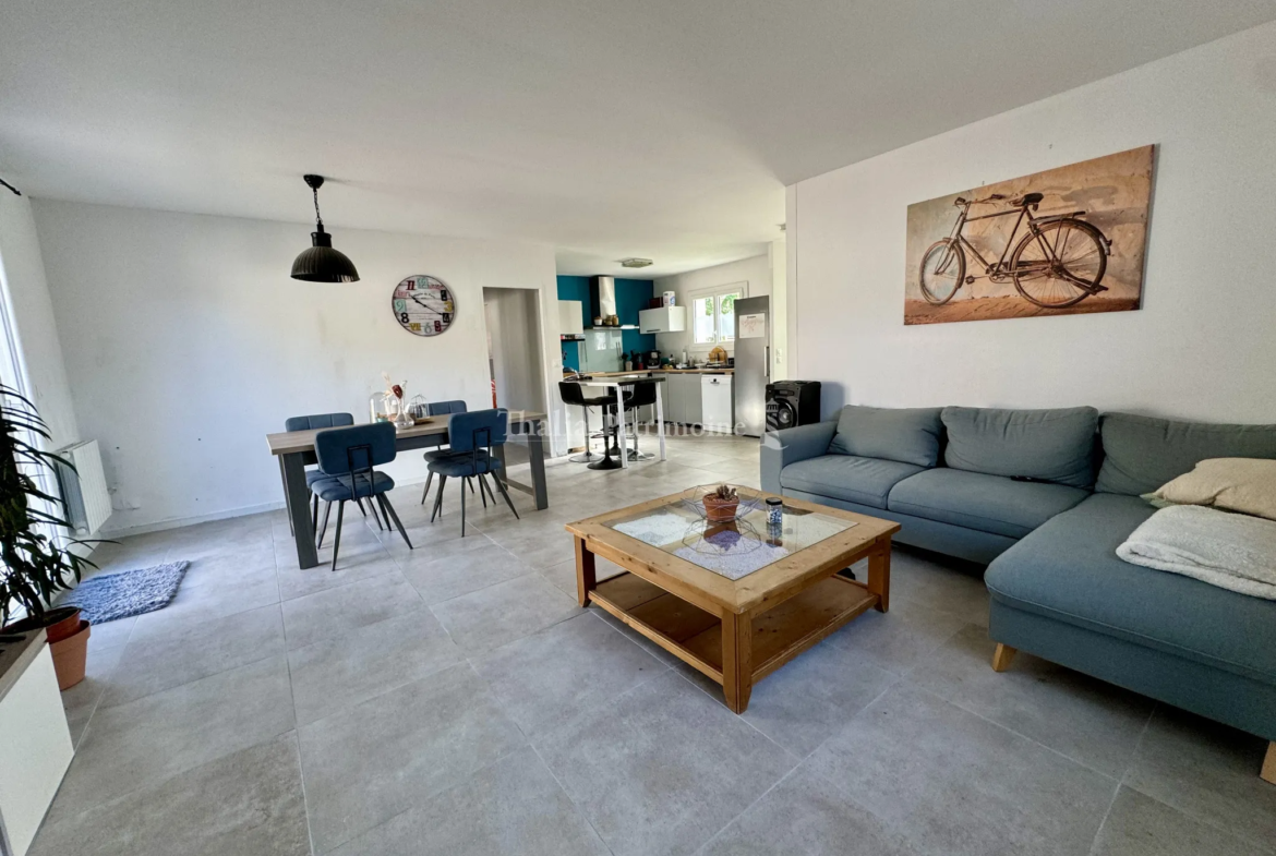 Maison rénovée de 82m² avec jardin proche du centre-bourg à Camblanes-et-Meynac 