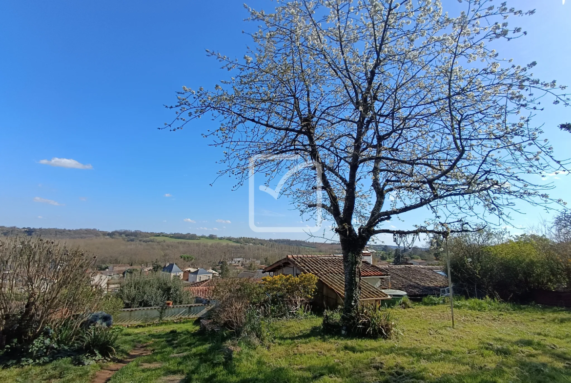 Maison de ville atypique à Ligugé avec jardin et vue dégagée 