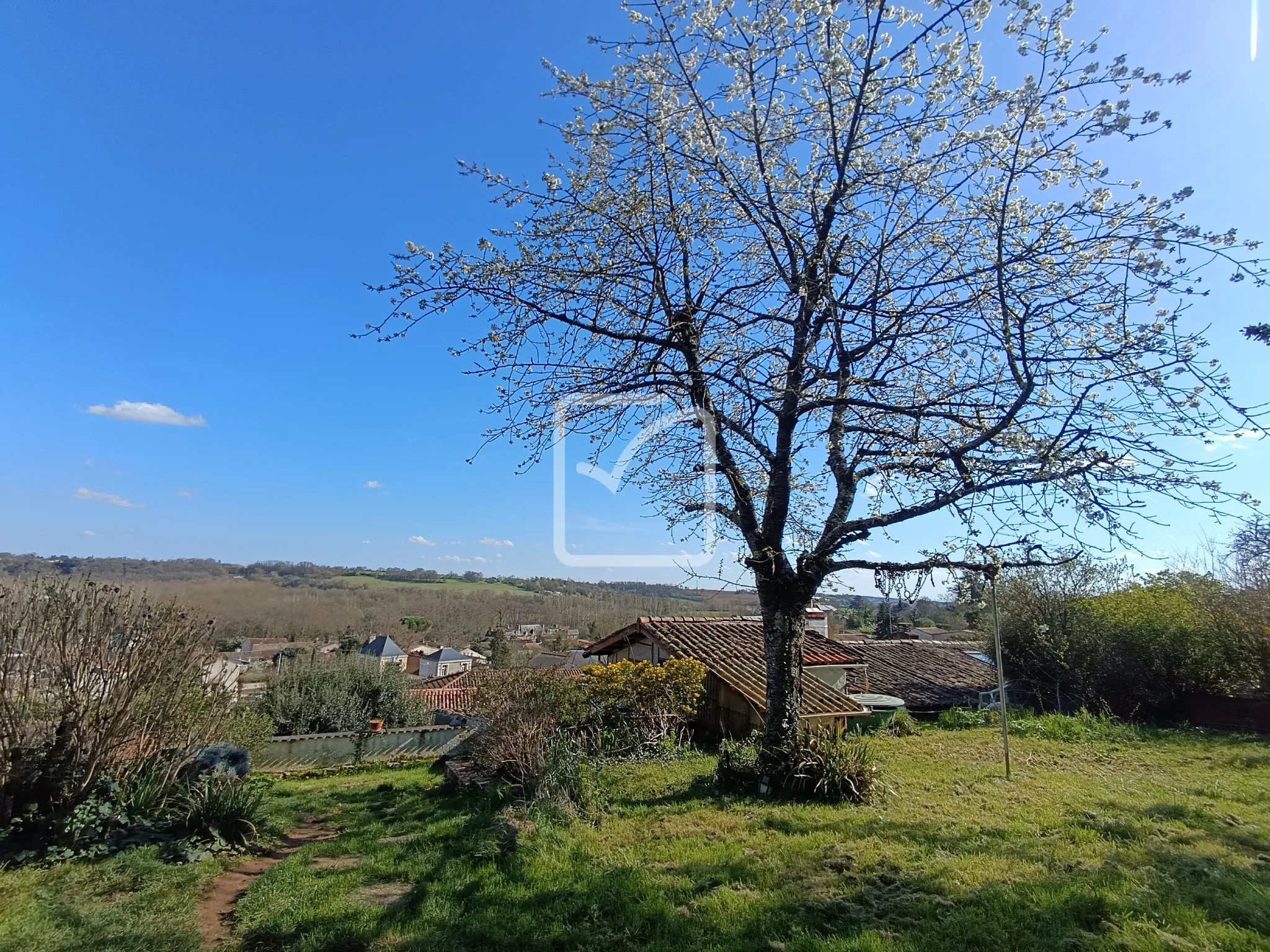 Maison de ville atypique à Ligugé avec jardin et vue dégagée 