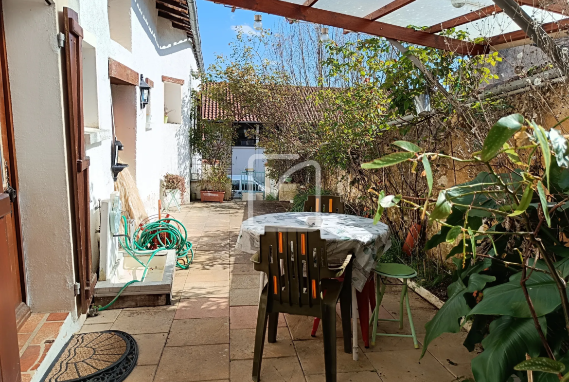 Maison de ville atypique à Ligugé avec jardin et vue dégagée 