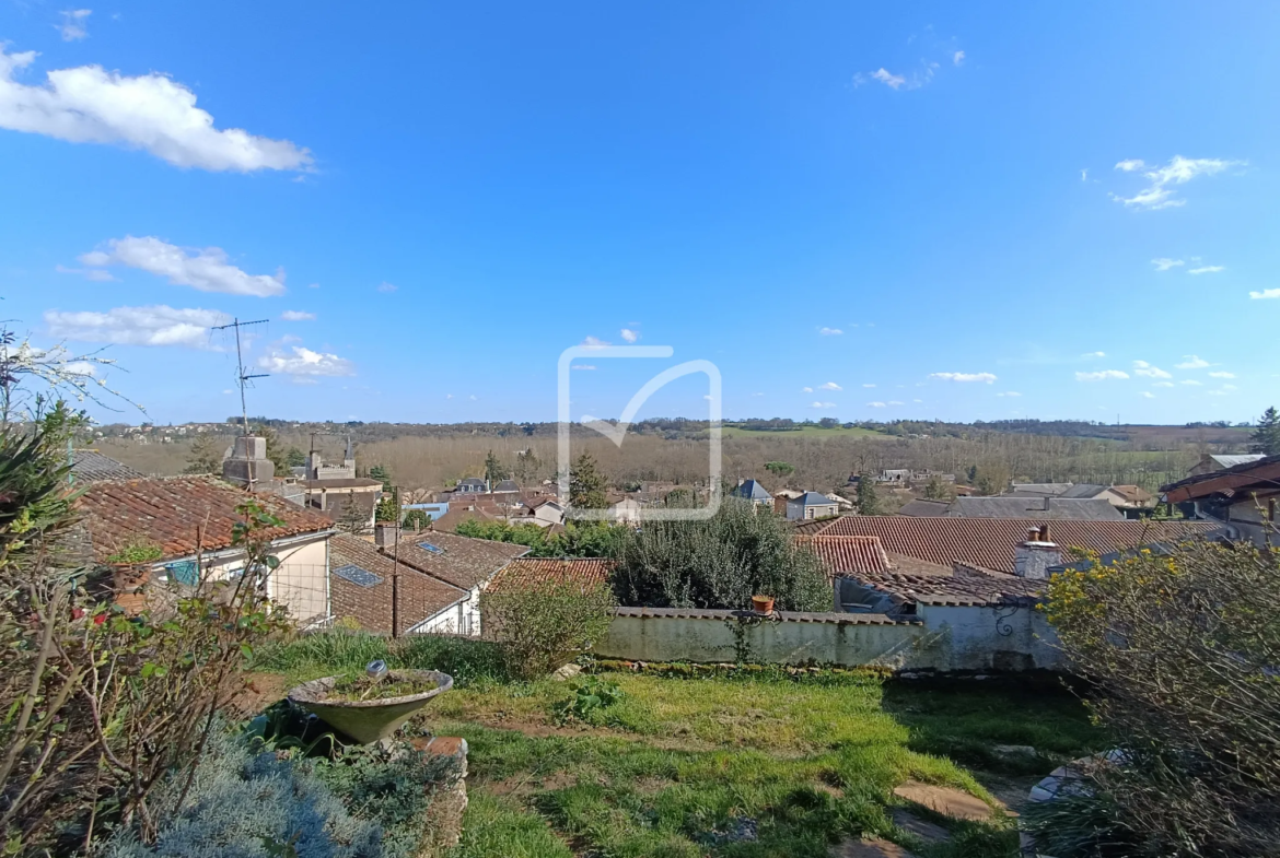 Maison de ville atypique à Ligugé avec jardin et vue dégagée 