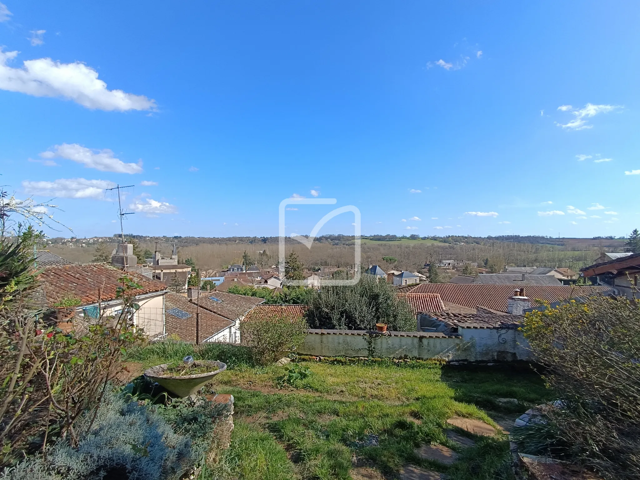 Maison de ville atypique à Ligugé avec jardin et vue dégagée 