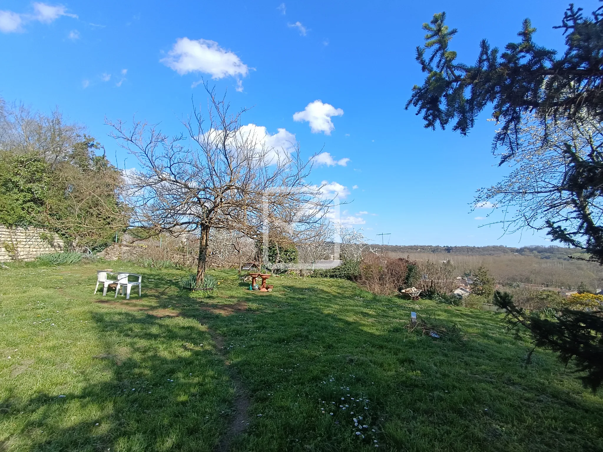 Maison de ville atypique à Ligugé avec jardin et vue dégagée 