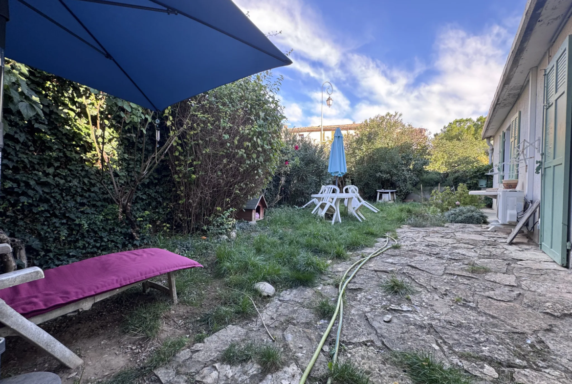 Maison avec 3 appartements à vendre à Peyrolles en Provence 