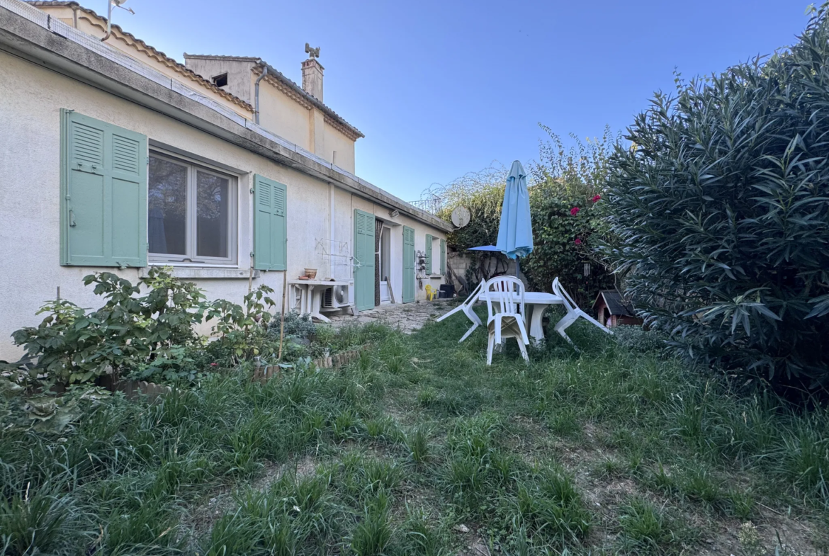 Maison avec 3 appartements à vendre à Peyrolles en Provence 