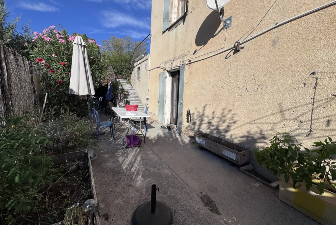 Maison avec 3 appartements à vendre à Peyrolles en Provence 