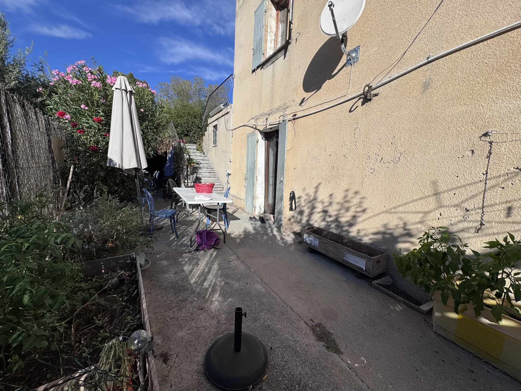 Maison avec 3 appartements à vendre à Peyrolles en Provence 