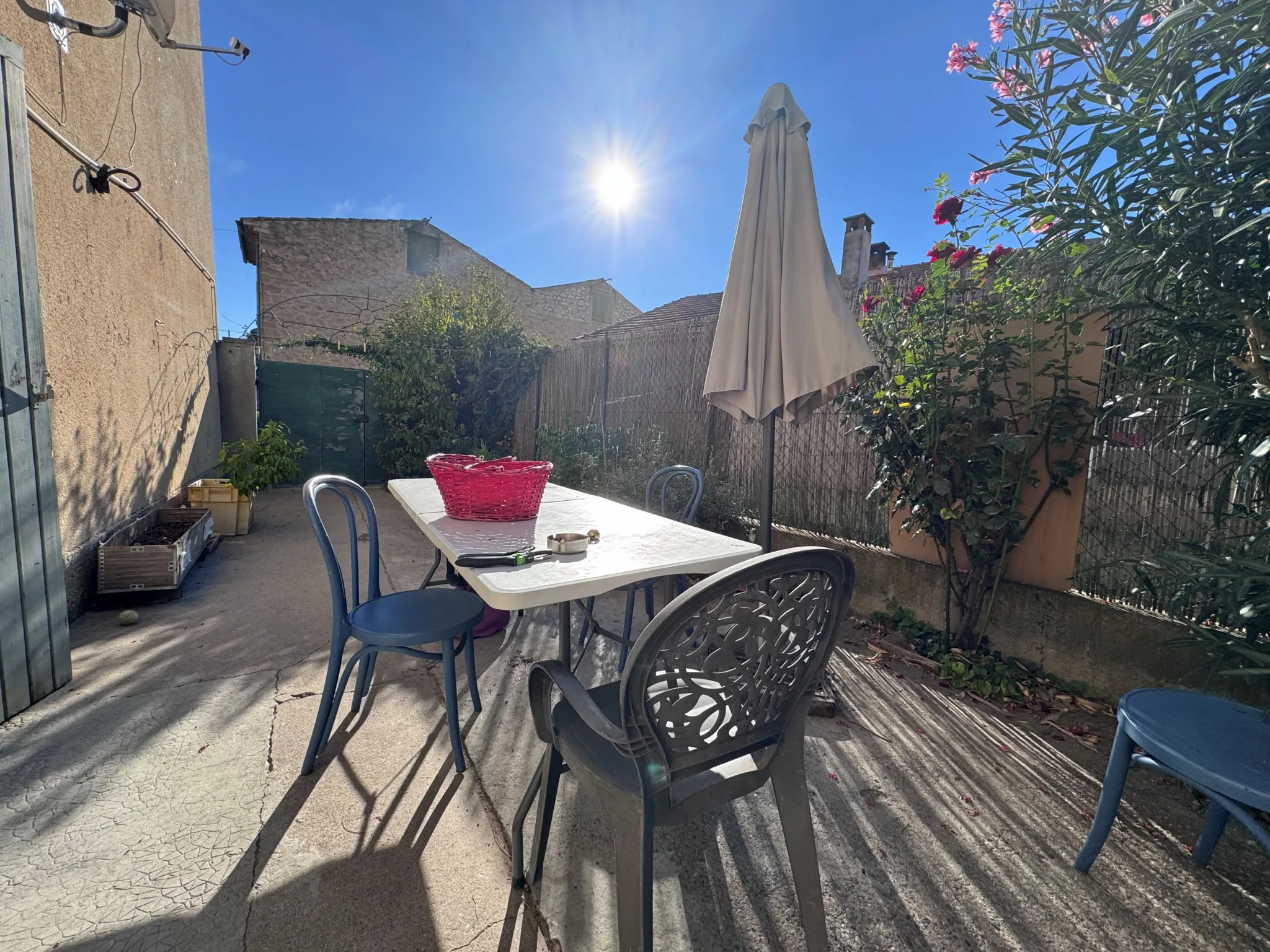 Maison avec 3 appartements à vendre à Peyrolles en Provence 