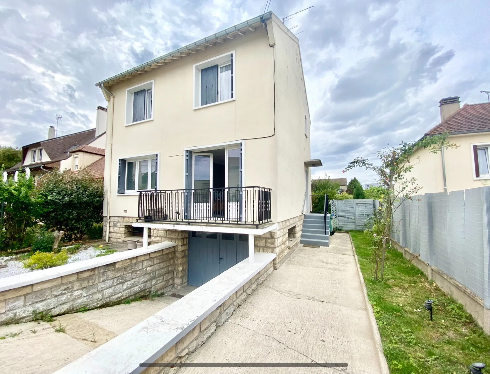 Maison spacieuse avec jardin au centre de Mantes-la-Ville 