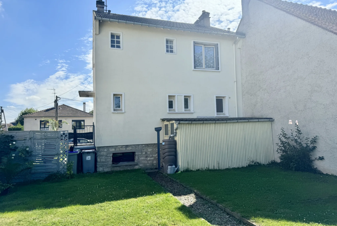 Maison spacieuse avec jardin au centre de Mantes-la-Ville 