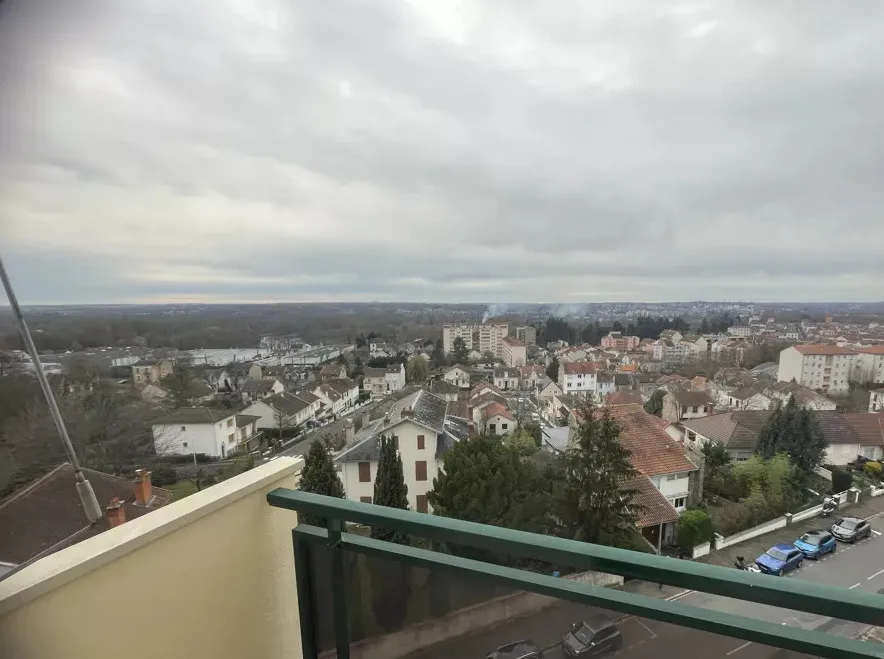 Appartement familial à Vichy avec balcons et possibilité de création de 2 logements 