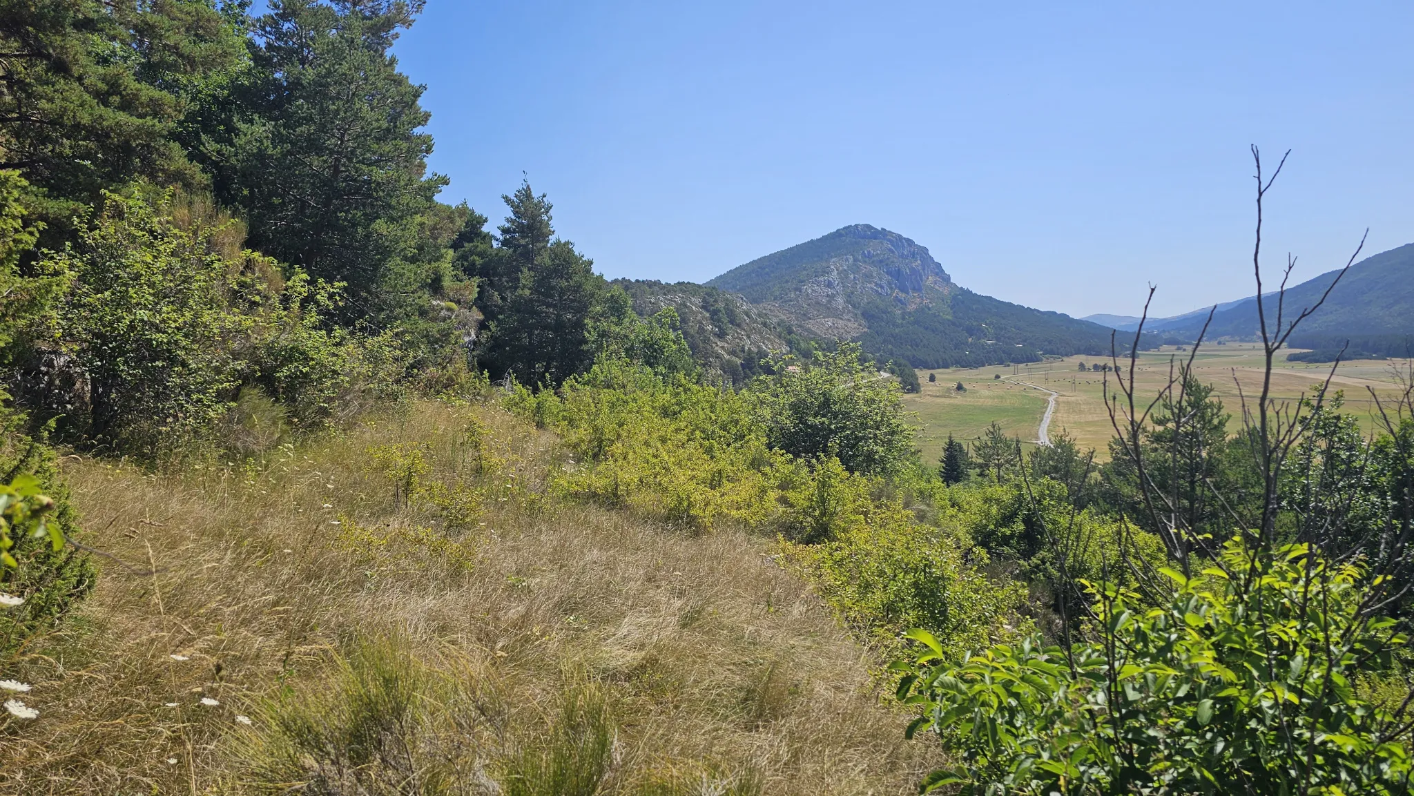 Terrain constructible avec vue panoramique sur la plaine de Caille 