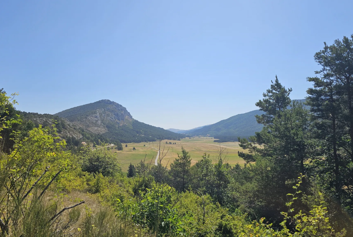 Terrain constructible avec vue panoramique sur la plaine de Caille 