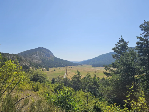 Terrain constructible avec vue panoramique sur la plaine de Caille