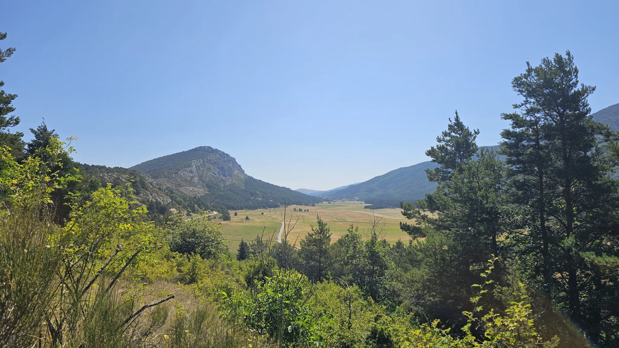 Terrain constructible avec vue panoramique sur la plaine de Caille 