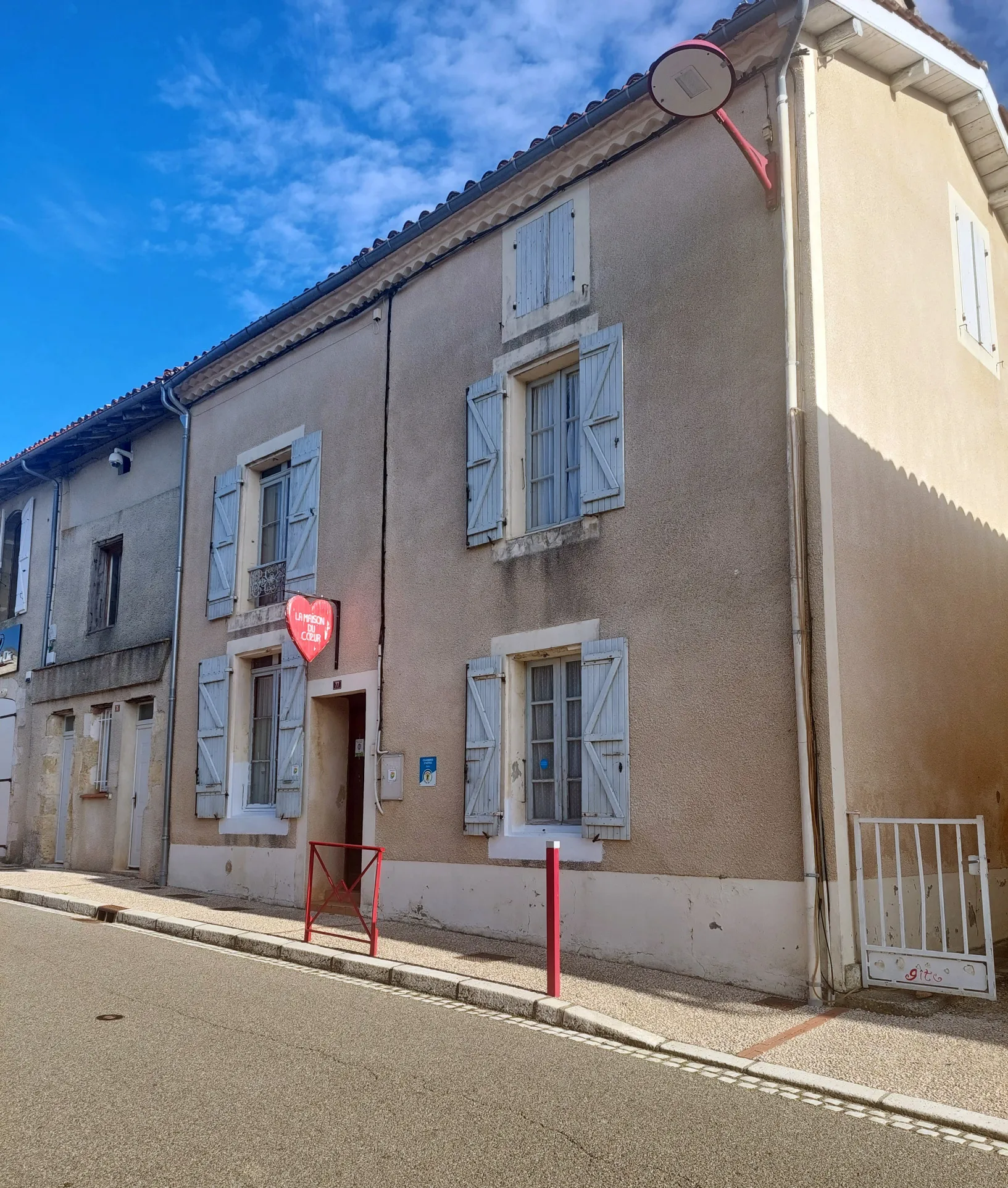 Grande maison avec jardins et dépendances à Puycasquier 