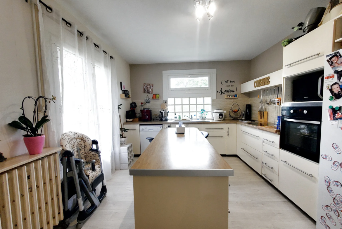 Maison spacieuse de 205 m² à Fresnay sur Sarthe - 168 000 euros 