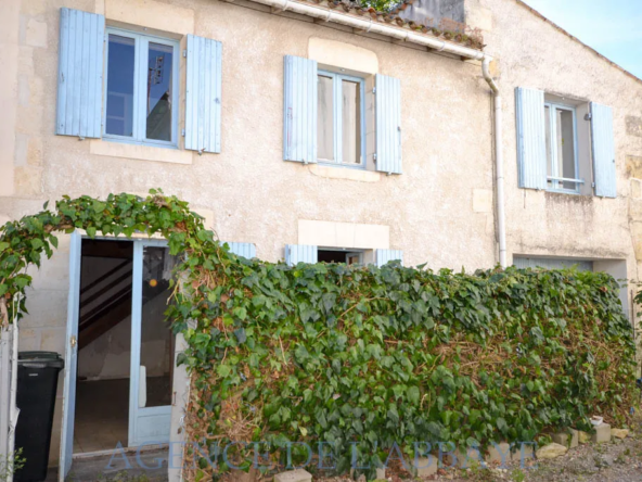 Maison de 60 m² à Gémozac, 2 Garages et Cour