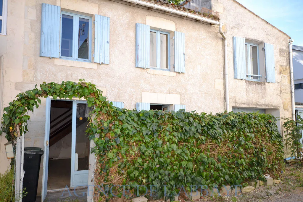 Maison de 60 m² à Gémozac, 2 Garages et Cour 