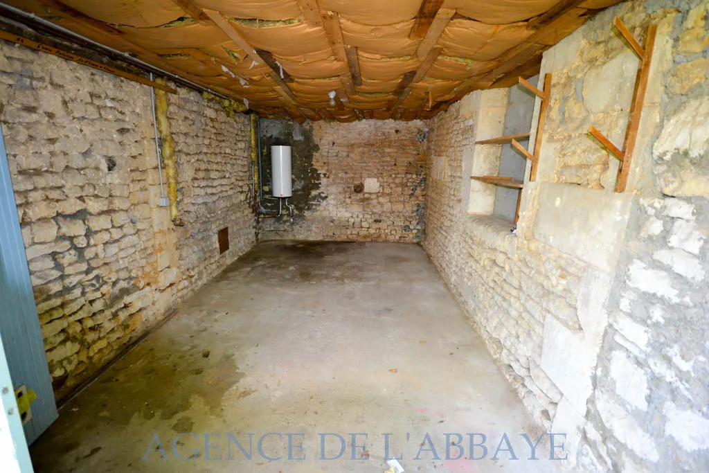 Maison de 60 m² à Gémozac, 2 Garages et Cour 