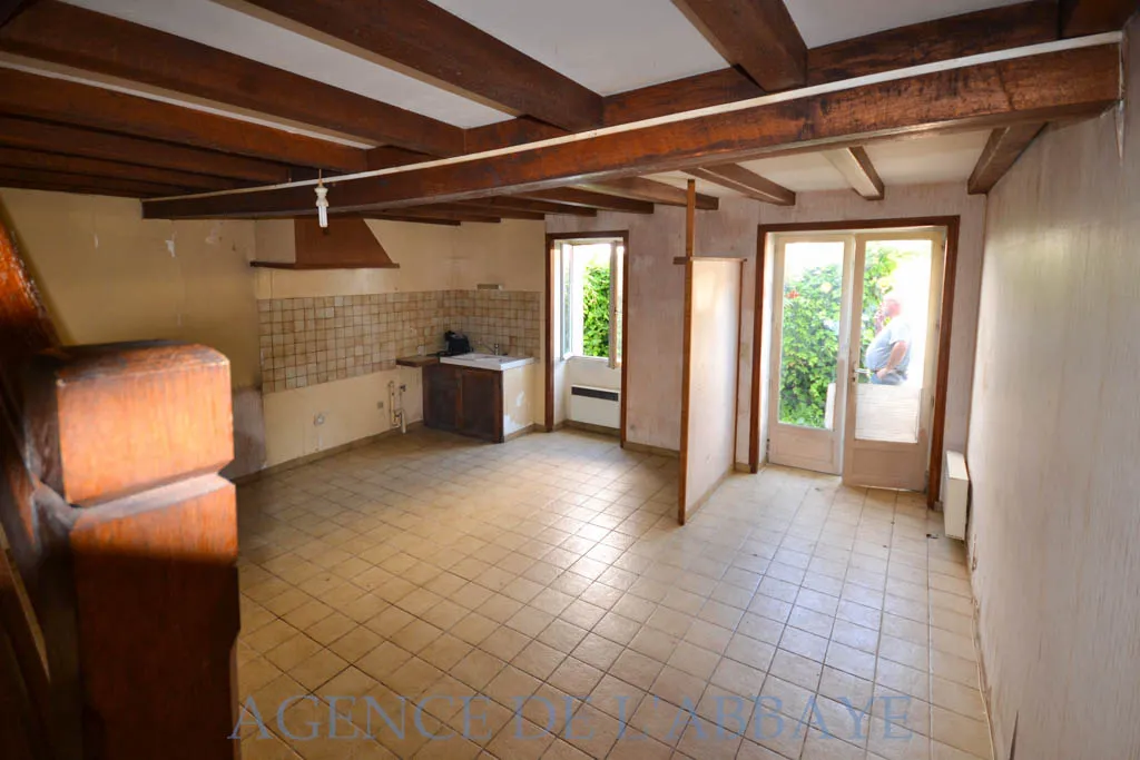 Maison de 60 m² à Gémozac, 2 Garages et Cour 