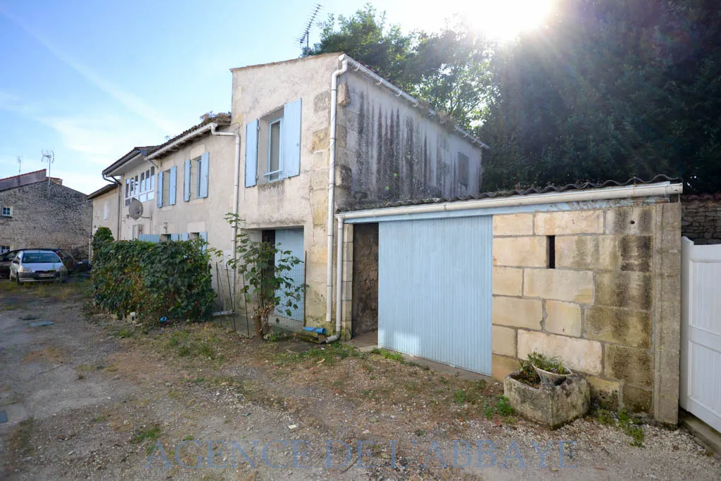 Maison de 60 m² à Gémozac, 2 Garages et Cour 