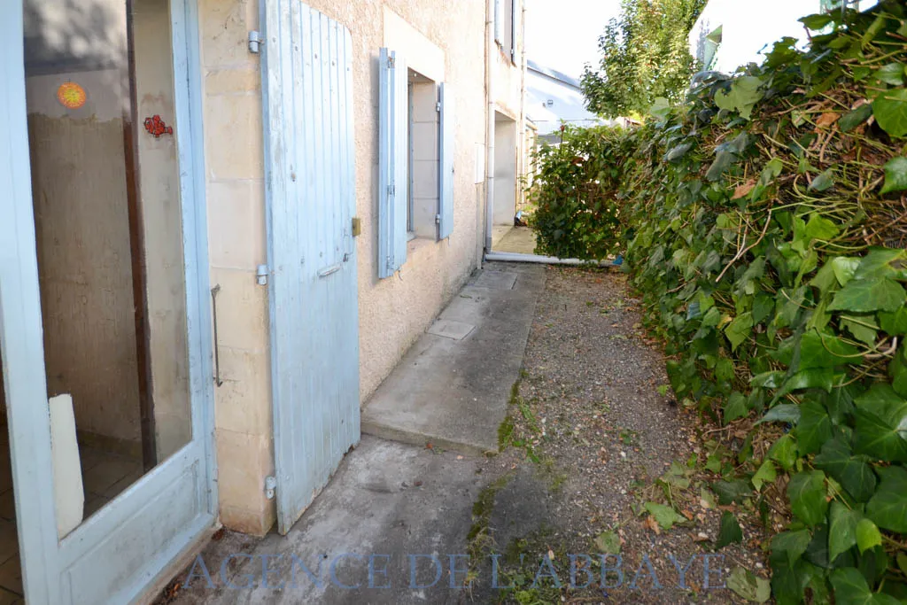 Maison de 60 m² à Gémozac, 2 Garages et Cour 