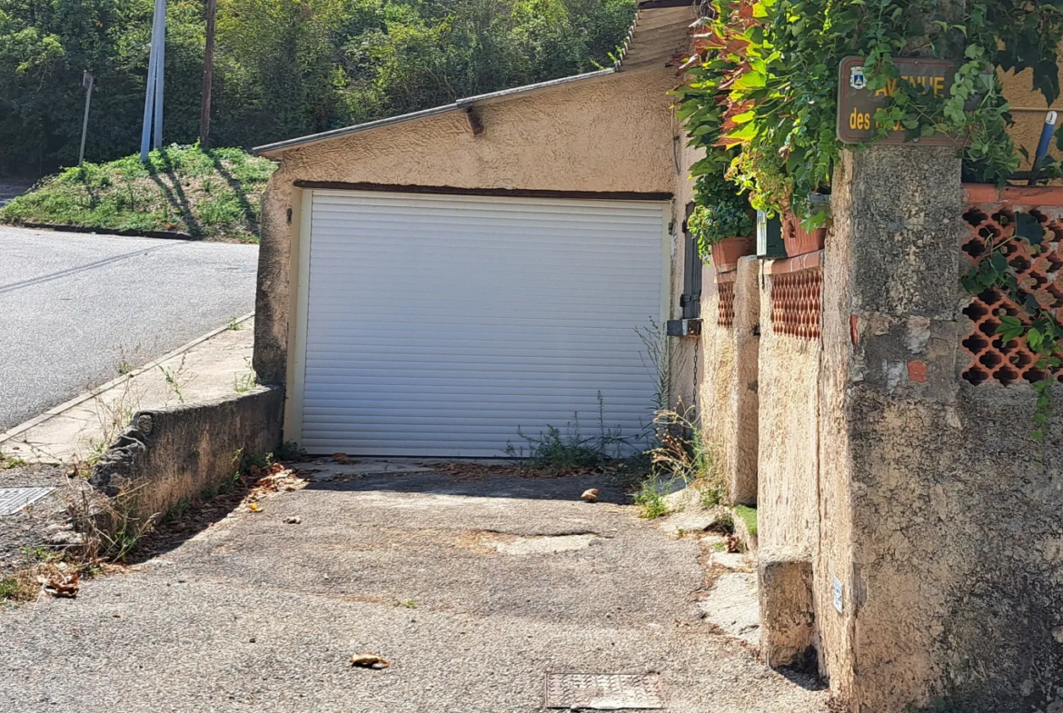 Maison à vendre à Gardanne avec terrasse et jardin 