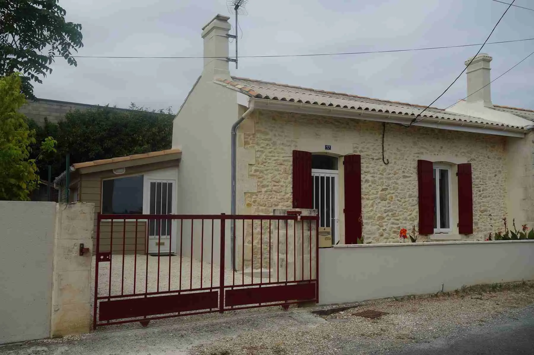 Maison en pierre rénovée avec jardin à Saint Ciers sur Gironde 