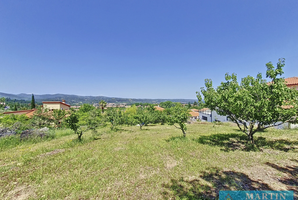 Terrain constructible de 941 m² à Céret avec vue dégagée 