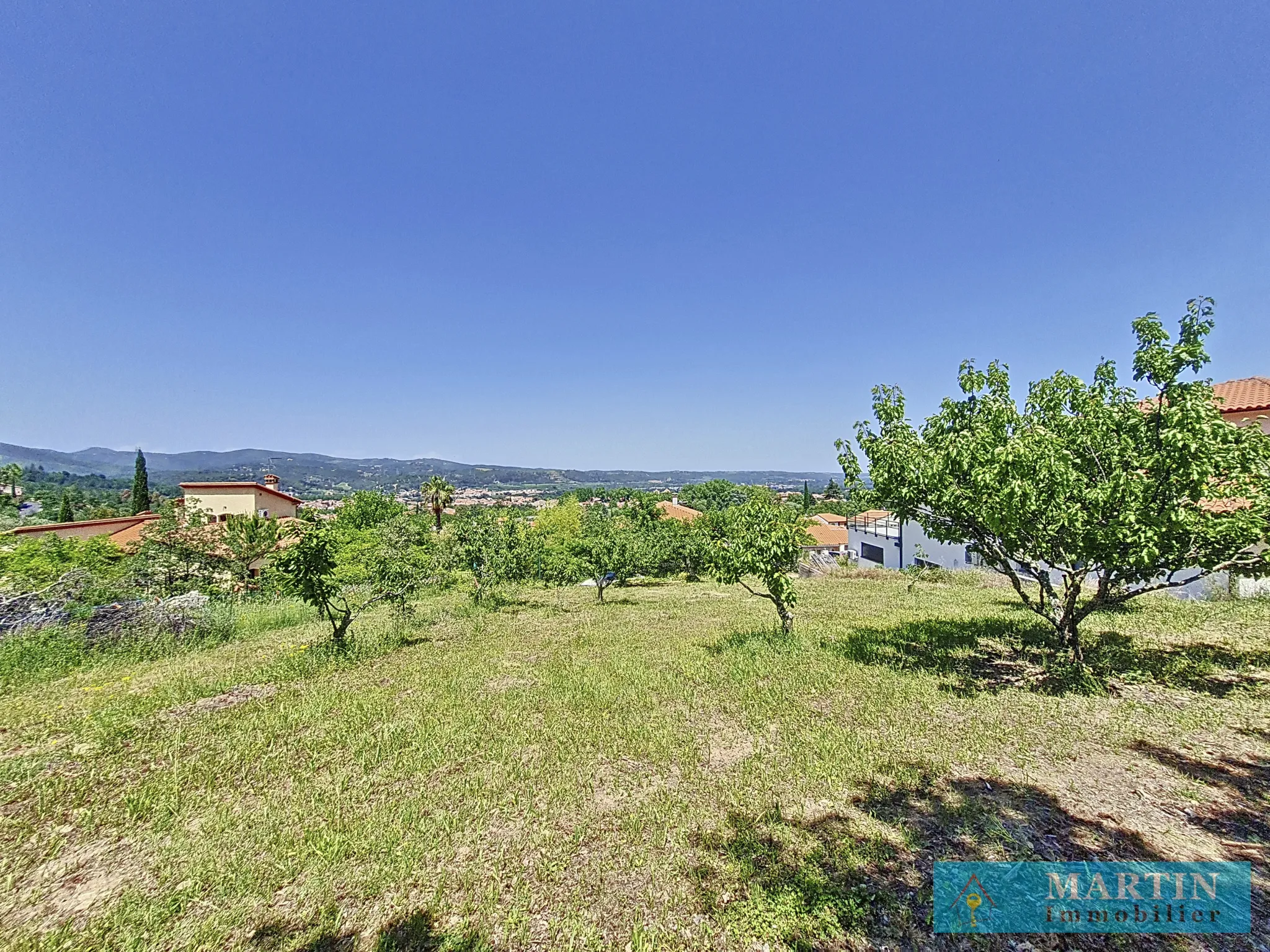 Terrain constructible de 941 m² à Céret avec vue dégagée 