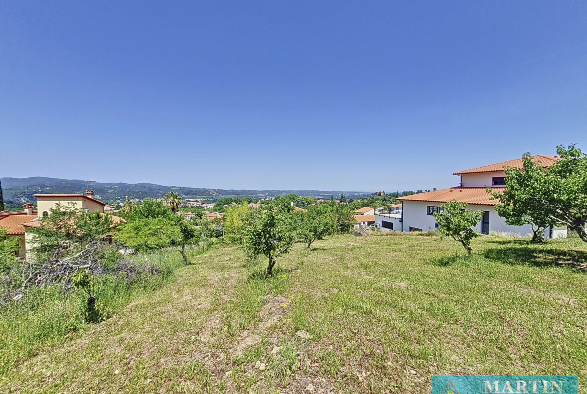 Terrain constructible de 941 m² à Céret avec vue dégagée 