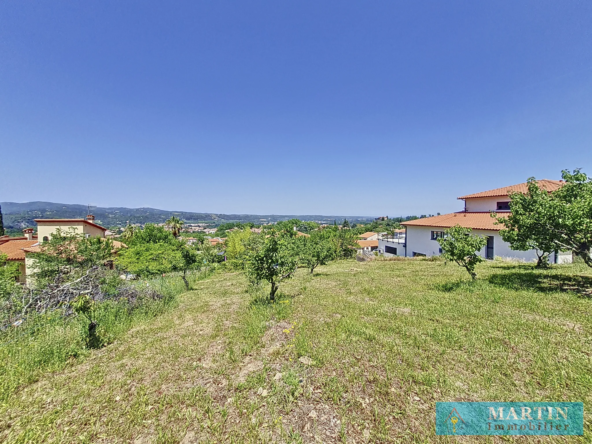 Terrain constructible de 941 m² à Céret avec vue dégagée