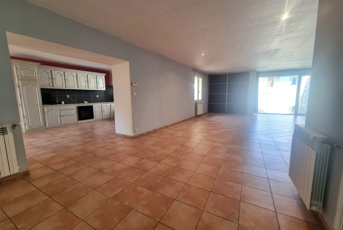 Appartement de 153 m2 avec 2 cours et cellier à Nevian 