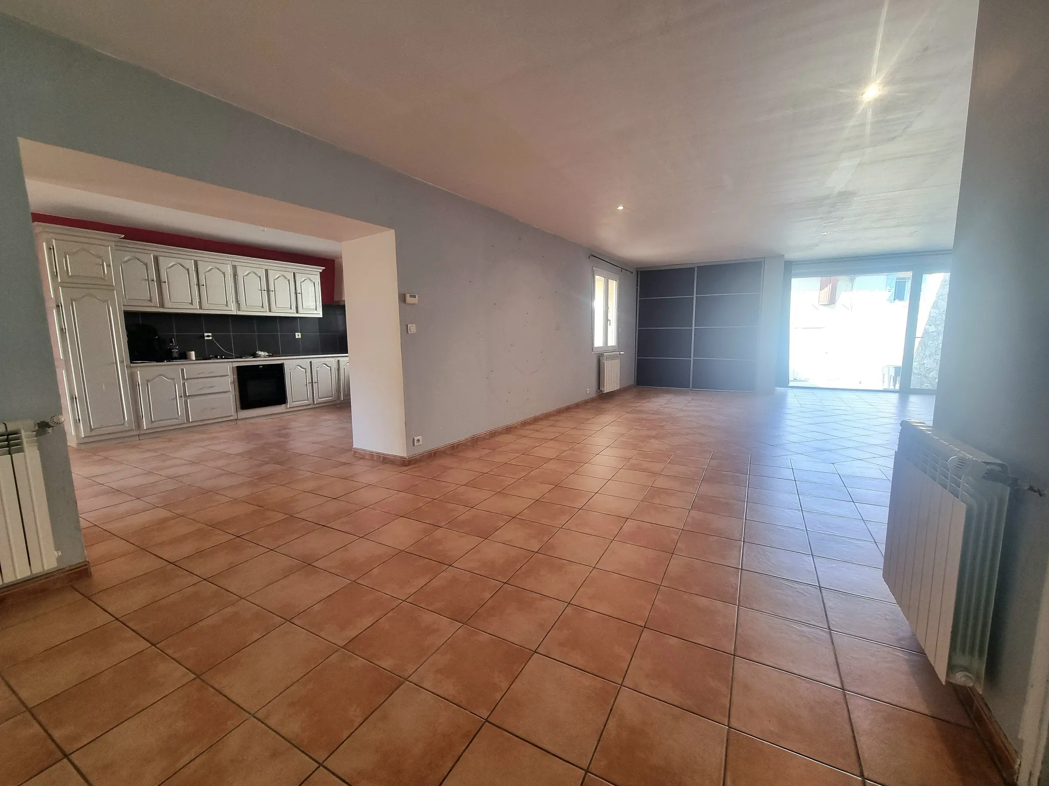 Appartement de 153 m2 avec 2 cours et cellier à Nevian 