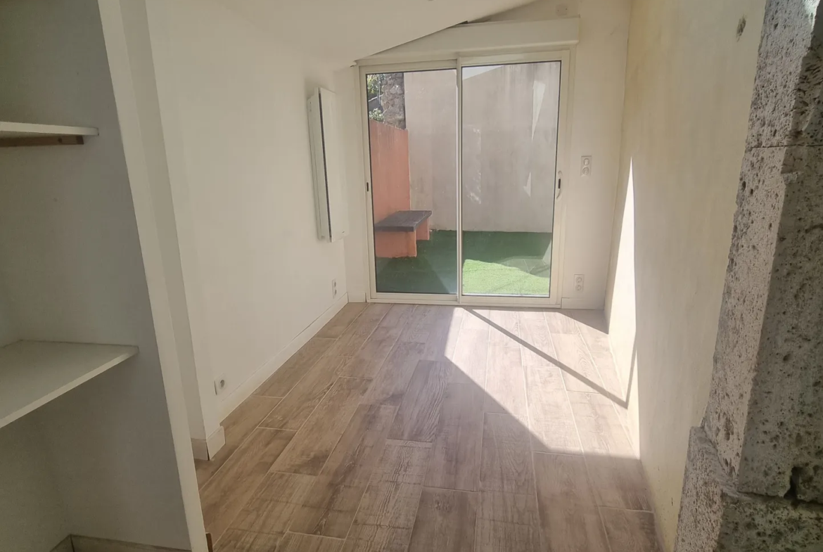 Appartement de 153 m2 avec 2 cours et cellier à Nevian 