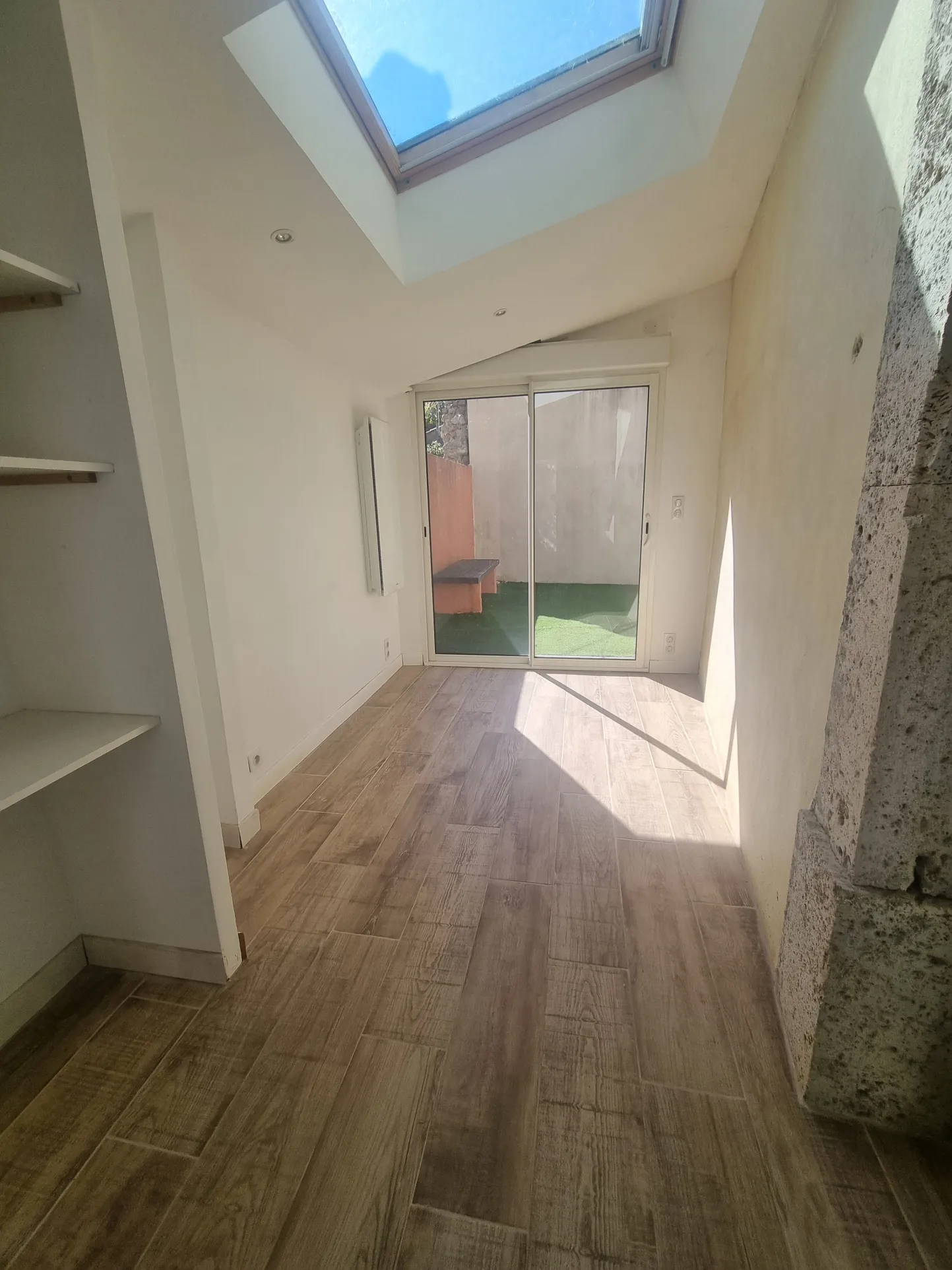 Appartement de 153 m2 avec 2 cours et cellier à Nevian 