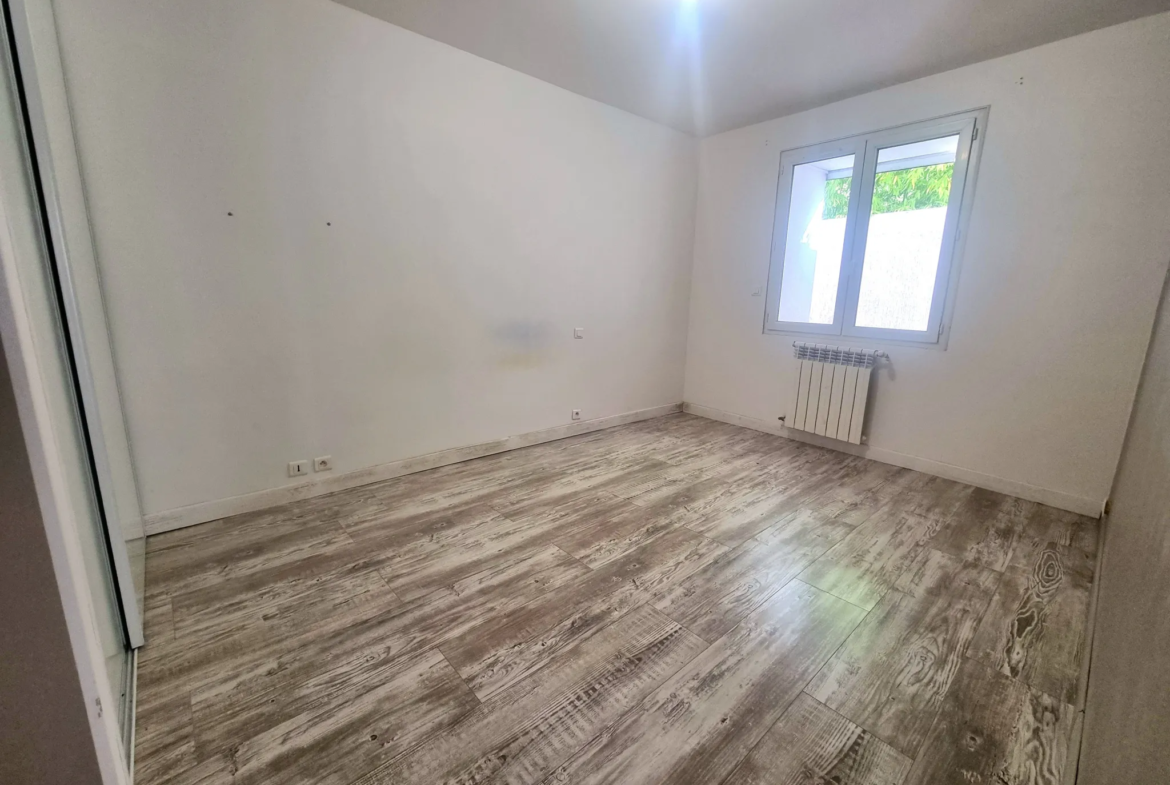 Appartement de 153 m2 avec 2 cours et cellier à Nevian 